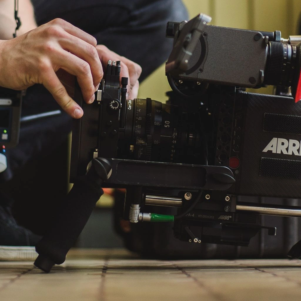 Boîtier ARRI Alexa 35 présenté en studio, vue trois-quarts.