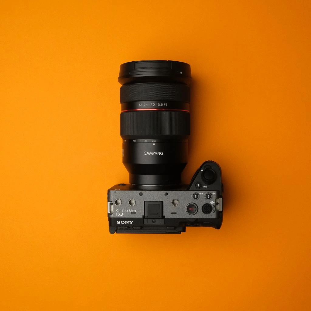 Boîtier Sony Venice 2, vue avant trois-quarts en studio.