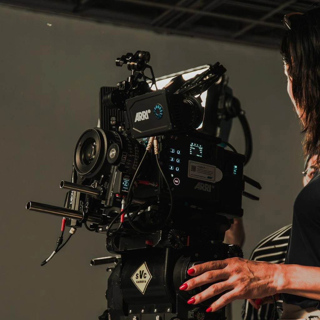 Panneau LED ARRI SkyPanel S60-C monté sur combo stand.